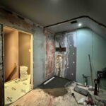 Préparation douche italienne pendant rénovation salle de bain Bruxelles – installation receveur et étanchéité par CLK PRO Rénovation