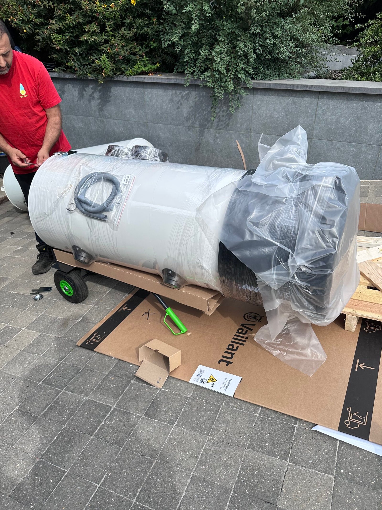 Livraison d'un chauffe-eau Vaillant sur un chantier à Bruxelles
